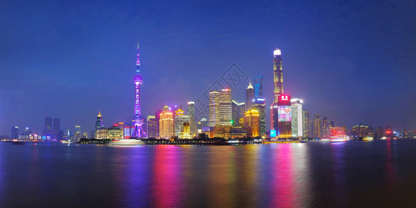 上海城市天际线浦东一侧在黄昏时分透过黄浦江图片