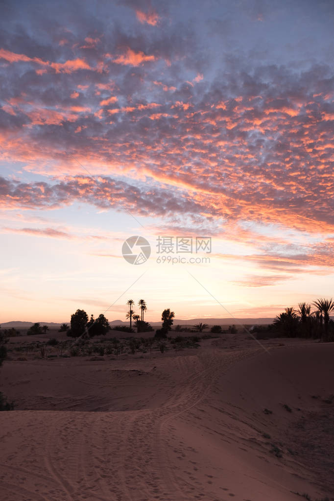 在摩洛哥撒哈拉沙漠上黄日落面色完美图片