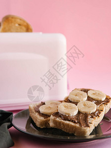 贴近巧克力黄油和香蕉烤面包机的吐司视图图片