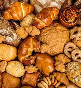 新鲜香喷的面包在桌子上食品概念图片