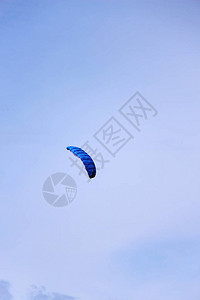 天空中的蓝色风筝图片