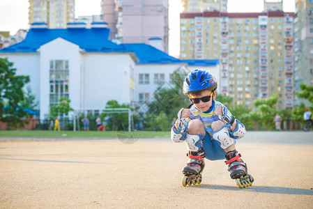 小男孩夏天在公园坐过山车戴头盔的快乐孩图片
