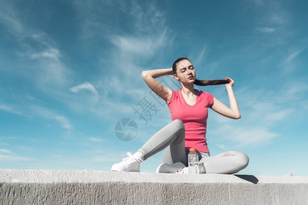 一个宁静的苗头女孩在户外锻炼后获得体力和休图片