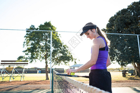 站在法院网球场上的女背景图片