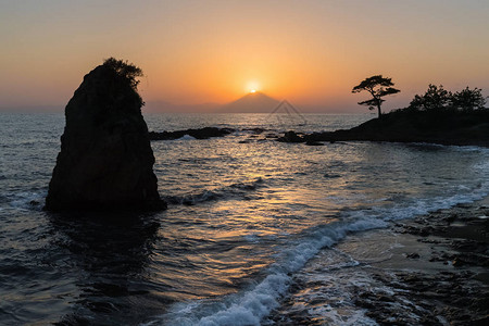 从神奈川县立石公园看到的钻石富士钻石富士是指夕阳与富士山图片