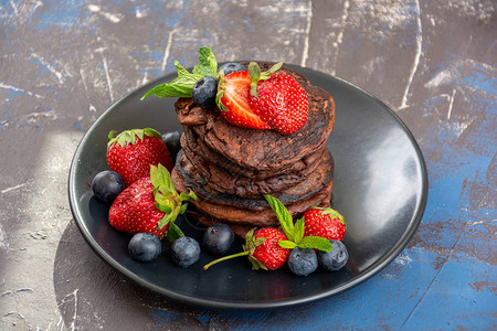 巧克力煎饼果子草莓蓝莓早餐的图片