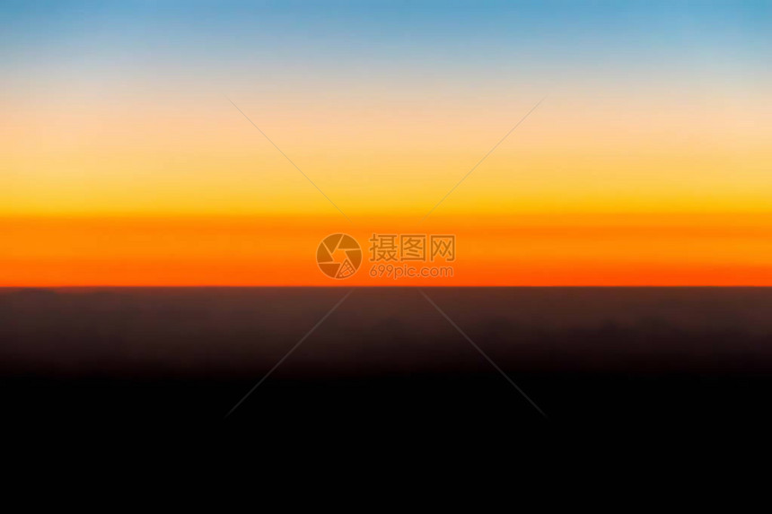 橙色天空和云层的地平线美丽的金色橙日落时间或光日出自然图片