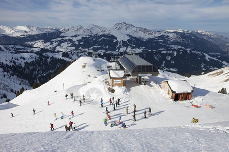 这是莫尔济讷当地滑雪区的最高点图片