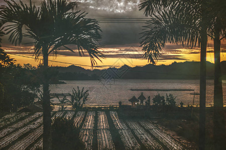 日出在湖和山上图片