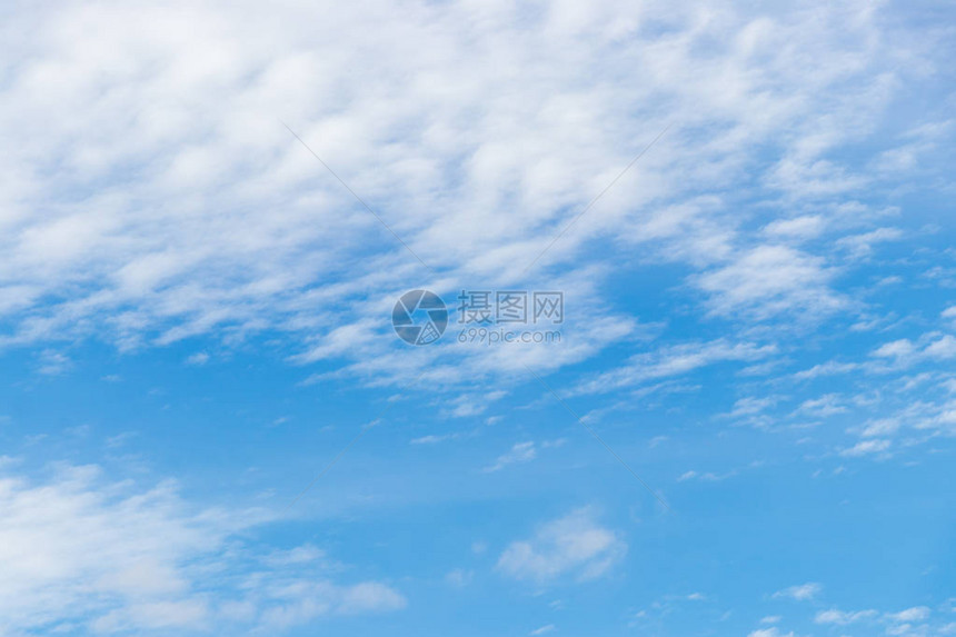 蓝色的天空白云背景图片