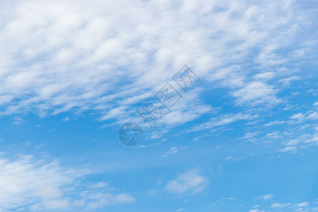蓝色的天空白云背景图片