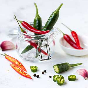 红辣椒绿色墨西哥胡椒和大蒜图片