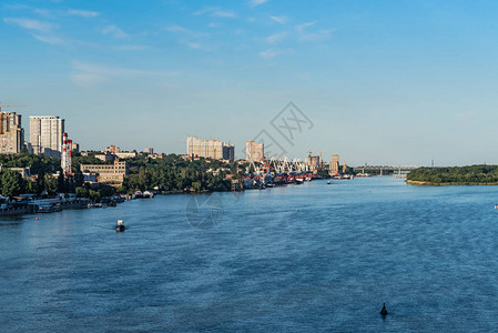 从顿河上的桥上俯瞰顿河畔罗斯托夫市的风景如画图片