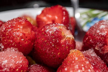 草莓切成圆圈的特写照片撒上冰糖图片