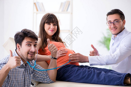 与丈夫一起到诊所看医生的怀孕妇女图片