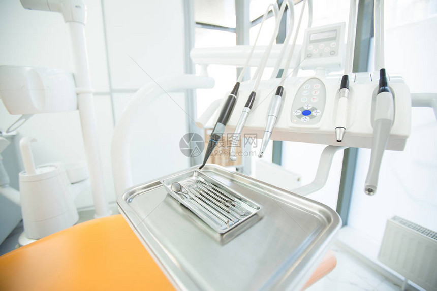 一套用于治疗牙齿的电钻和用于牙医诊所口腔检图片