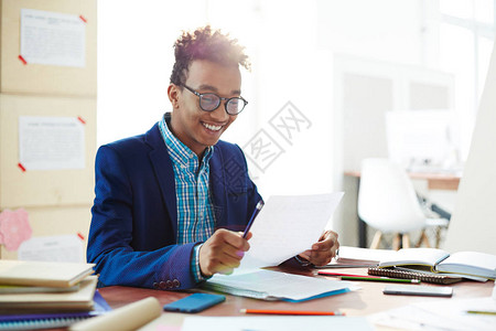 戴眼镜和智能散读纸的非裔美国人快乐的家伙图片