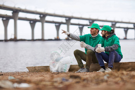 两名男子来自环境保护公司图片
