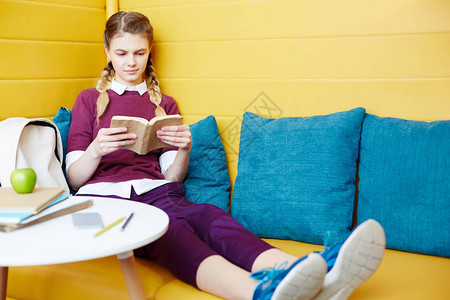 年轻读者在大学咖啡厅休息时图片
