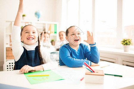 孩子们在小学上课时举手图片