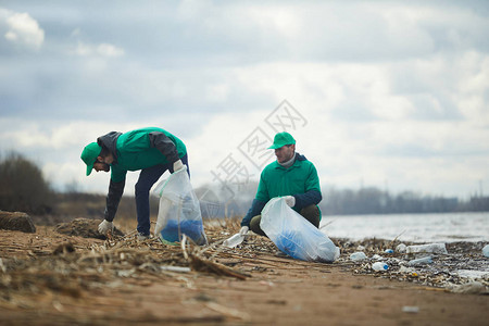 生态组织工人从肮脏的领地上捡垃圾图片