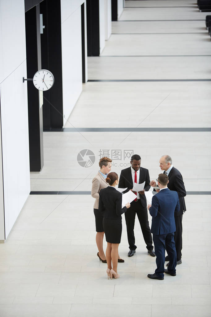 5个商业伙伴组成的小组在大厅里站立图片