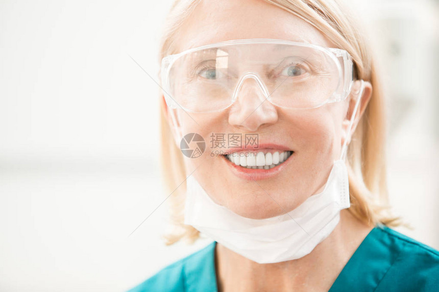 穿着制服和眼镜的成功的外科医生或牙医图片