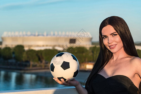 美年轻模特的肖像与足球在体育场外展示图片