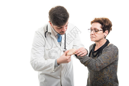 男医生检查女老年患者手腕图片