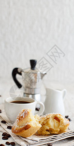 杯咖啡加糊面糕点和生锈背景的图片