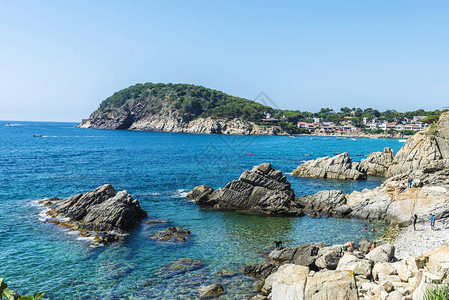 西班牙加泰罗尼亚州科斯塔布拉瓦吉罗纳和加泰罗尼亚的悬崖边海滩上图片
