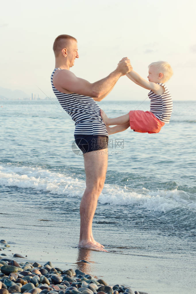 爸和儿子在沙滩上图片