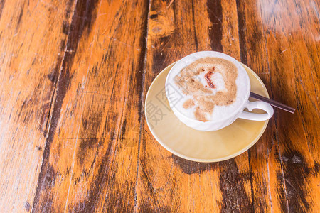 木制桌上的当地咖啡和简单的新鲜咖啡图片