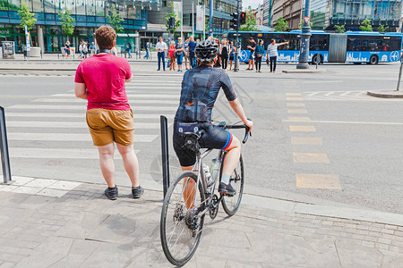 行人和骑自行车者穿越繁忙的城市图片
