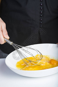 厨师在碗里打鸡蛋图片
