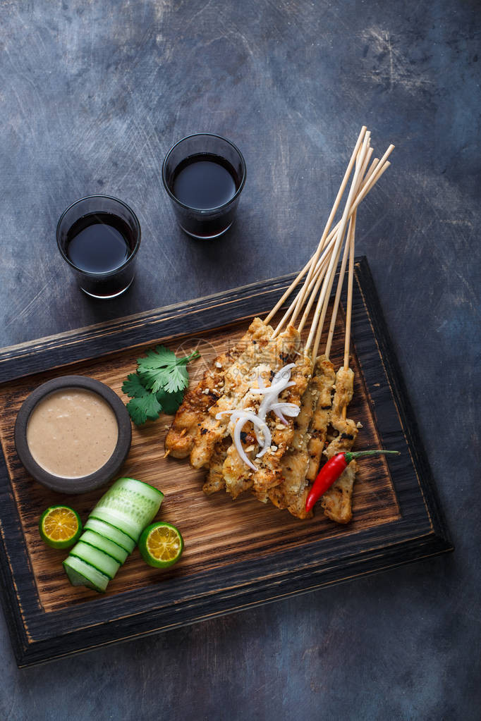 鸡肉沙爹或沙爹Ayam马来西亚著名食品是一道经过调味串烧和烤制而成的菜肴图片