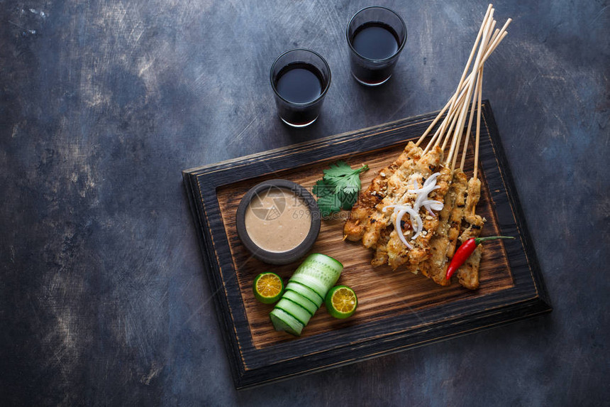 鸡肉沙爹或沙爹Ayam马来西亚著名食品是一道经过调味串烧和烤制而成的菜肴图片