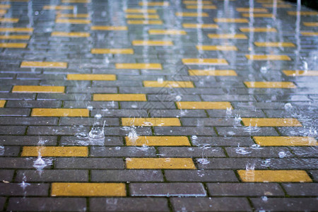 城市下雨天湿铺地砖雨水飞溅高清图片