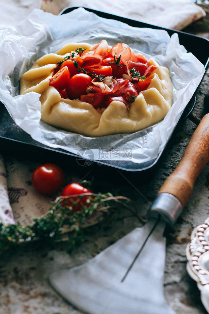 粗制方饼配番茄和意大利熏火腿粗制馅饼图片