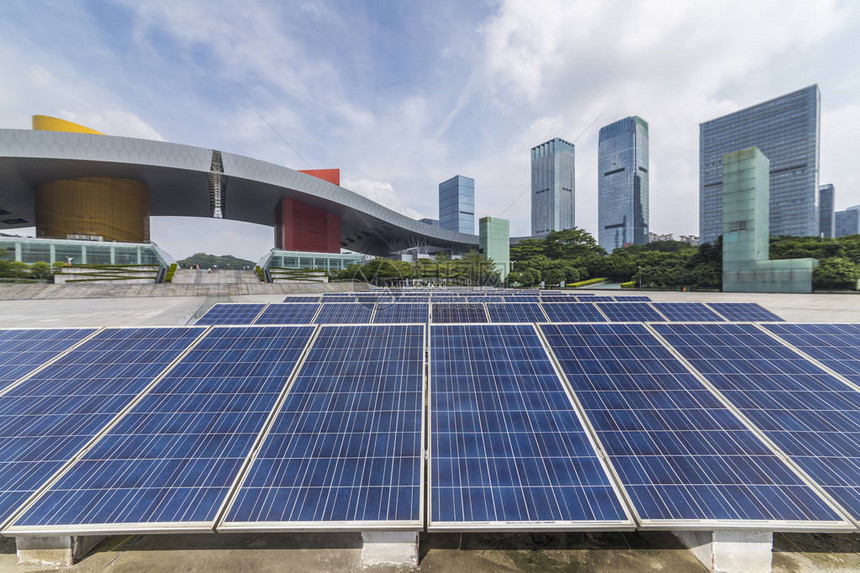 太阳能和现代城市天际线图片