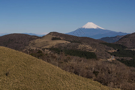 冬季白雪皑的富士山景观图片