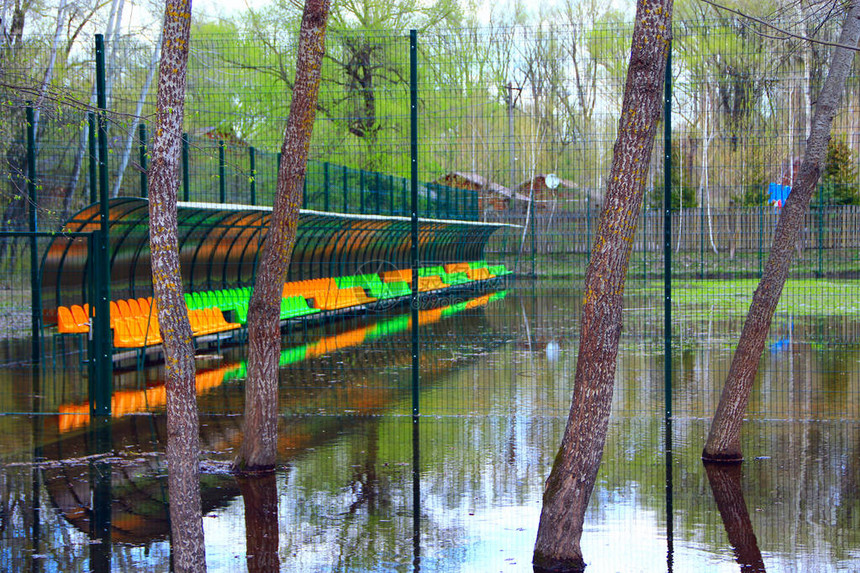 河水泛滥期间的足球场用网围起来的小型足球场在洪水期间被水淹没图片