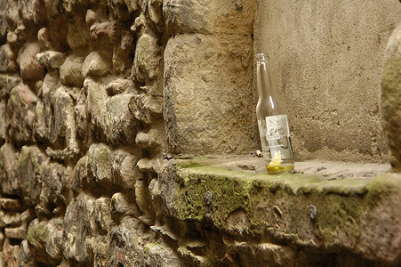 瓶子留在旧爱丁堡巷图片
