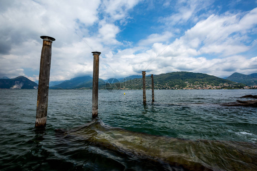 木柱和意大利马焦雷湖上的斯特雷萨镇岸边图片