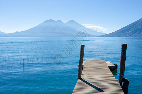 危地马拉高地阿提特兰湖美丽的伏尔卡诺风景图片