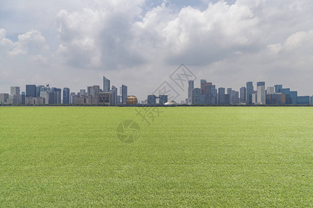 全景天际线和绿草如茵的建筑图片