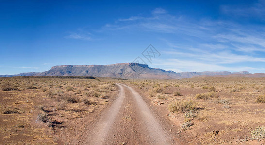 沙漠的地面道路图片