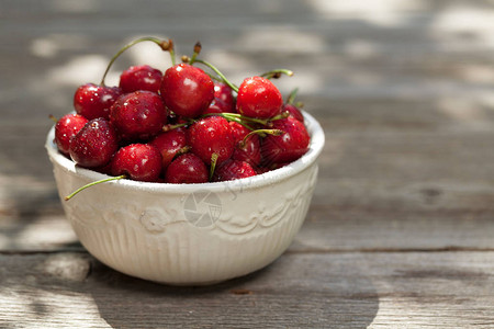 新鲜的夏季莓果樱桃图片