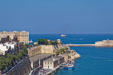 一艘渡轮离开马耳他的港口图片