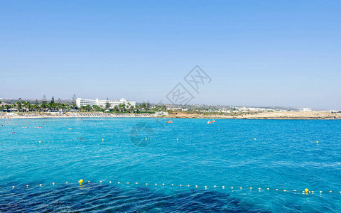光天化日之下观望海中惊人的蓝色饱和水普雷斯蒂奇酒店在背景上负复制空间图片